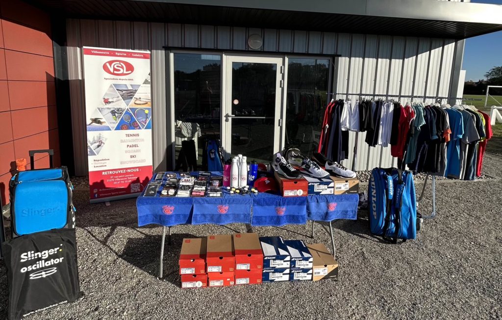 Stand présentant les différents produits de la gamme tennis du magasin VSL.