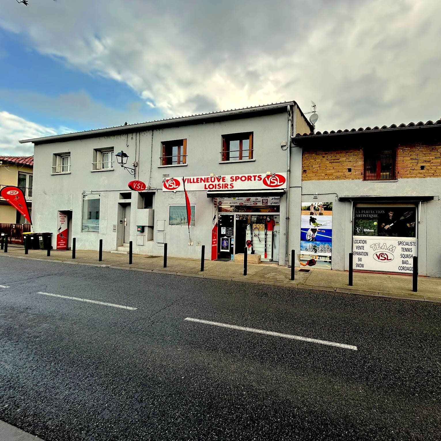 Devanture du magasin VSL Sports à Villeneuve-Tolosane sport de raquette près de toulouse